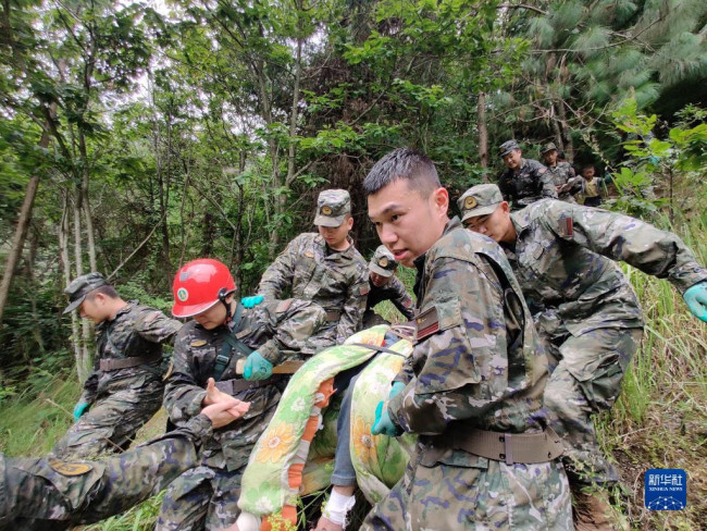 新华社发(李熠摄)9月6日,武警四川总队甘孜支队救援官兵在泸定县磨西