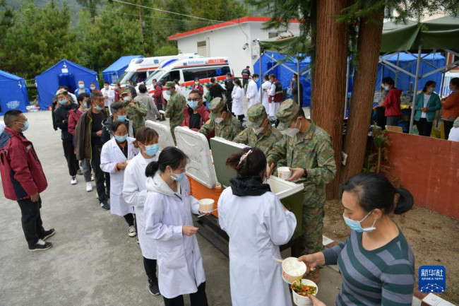 9月6日，西藏军区川藏兵站部某大站救援队抵达泸定县磨西镇，开设临时热食供应站为救援人员和受灾群众提供保障。新华社发（任云 摄）