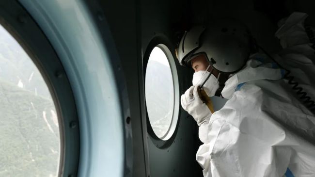 解放军直升机出动！开辟泸定空中救援通道