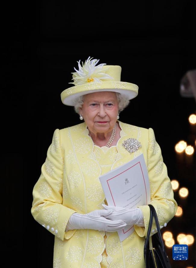 英女王去世后，白金汉宫外悼念民众人山人海