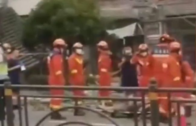 湖北宜昌一自建房垮塌 有人被掩埋 消防员紧急救援