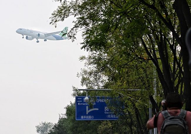C919首飞北京首都国际机场，市民争睹国产大飞机