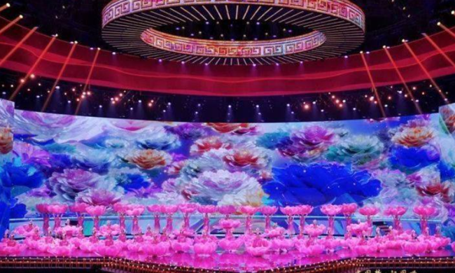 央视国庆晚会开始录制 张国立等现身晚会彩排现场