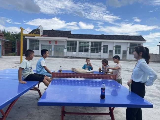 "最美支教教师"回应被质疑作秀：不排斥打造个人IP
