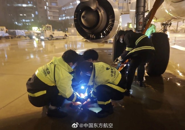 台风来袭 上海机场“绑飞机”