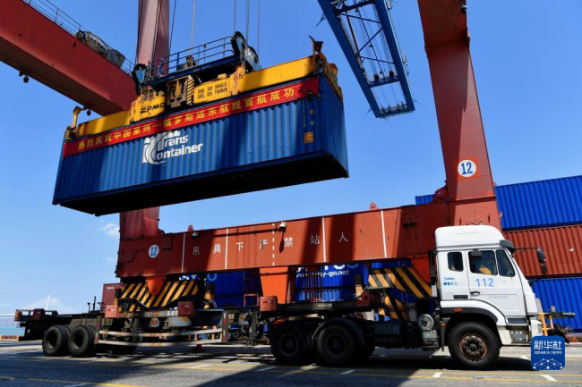 9月15日，在泉州港石湖码头，集装箱被装运上“沃德菲宁波”号集装箱轮。
