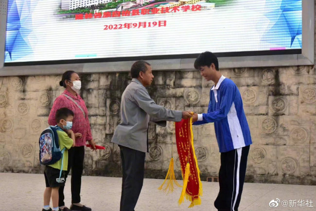 失控滑板男童家人送锦旗感谢少年