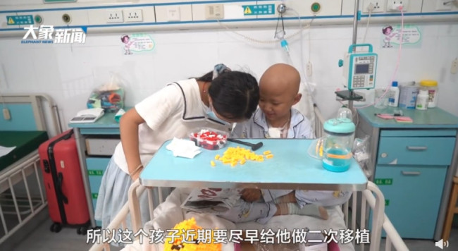 玄孙患病百岁老人含泪捧出一盒子零钱
