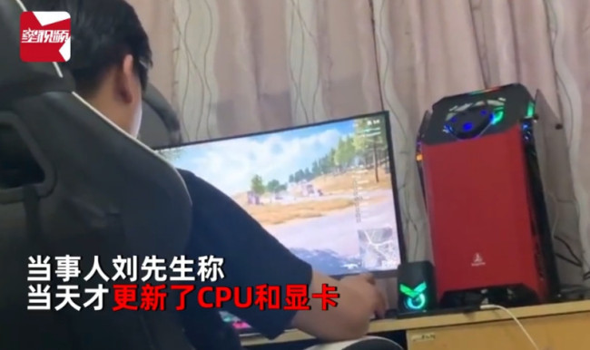 小伙打游戏太猛主机突然冒火花，人和猫都被吓一跳