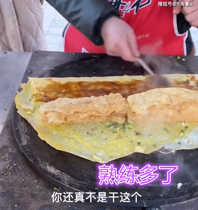 大妈做煎饼果子10年技术一言难尽 大妈：煎饼果子能卖完