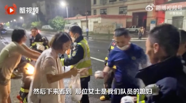 消防员6小时灭火妻子偶遇心疼送晚餐