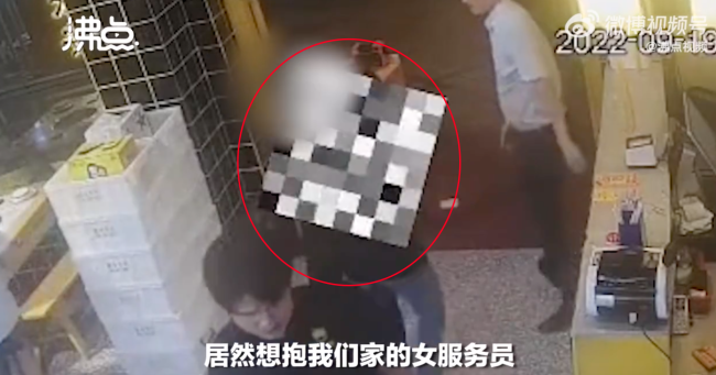 男子被邀进店避雨趁机搂抱女店员 这就是猥亵不知感恩
