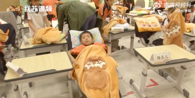 南京一小学让孩子躺着午睡
