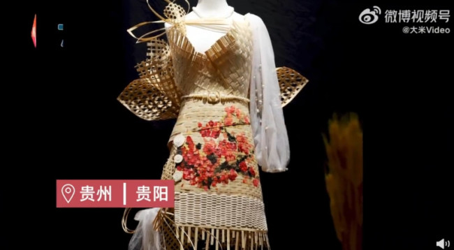 00后女生用非遗竹编做连衣裙获大奖:竹片厚0.05毫米