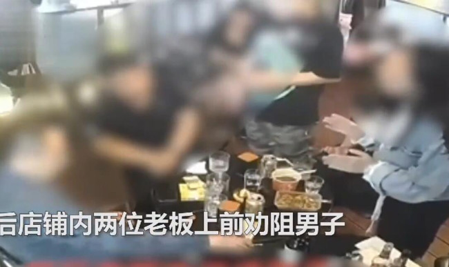 重庆一男子酒吧调戏女孩 老板2次劝阻未果后愤怒掀桌