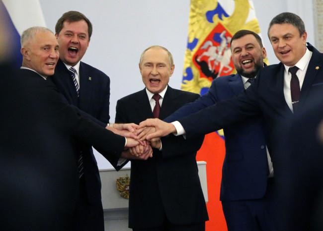 当地时间2022年9月30日，俄罗斯莫斯科，俄罗斯总统普京在克里姆林宫会见四个地区的领导人。被入俄的顿涅茨克地区、卢甘斯克地区、赫尔松州和扎波罗热地区的分离主义领导人抵达莫斯科，签署条约，开始将乌克兰部分地区纳入俄罗斯的进程。
