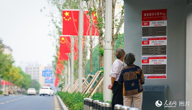 9月28日，河北雄安容东片区的大街小巷都挂起了鲜艳的五星红旗。人民网 宋烨文摄