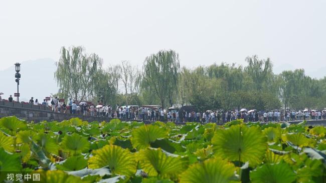杭州：十一长假首日 西湖景区开启“人人人”模式