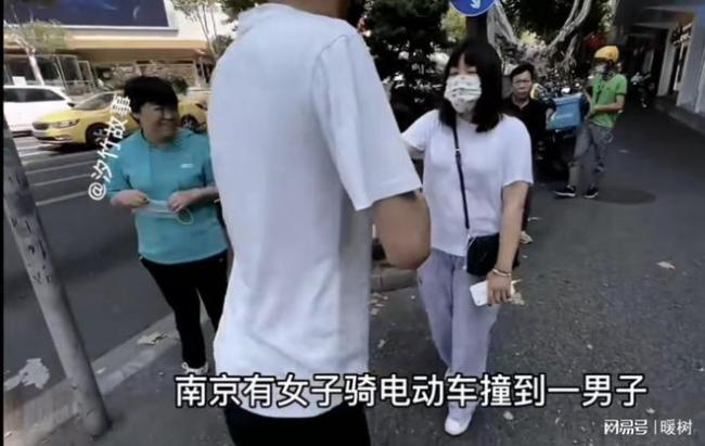 南京女子骑车闯红灯连撞行人 路人上前理论后被撕烂衣服