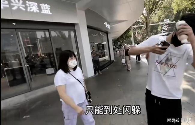 南京女子骑车闯红灯连撞行人 路人上前理论后被撕烂衣服