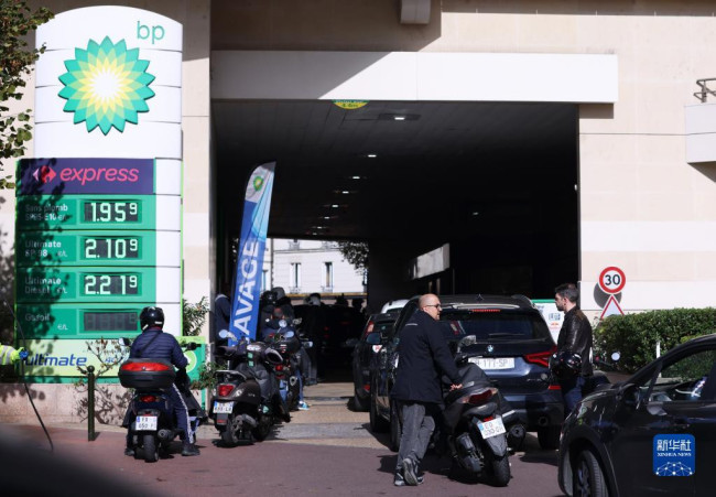 10月6日，在法国巴黎附近的勒瓦卢瓦，一处BP石油公司的加油站前排起长队。