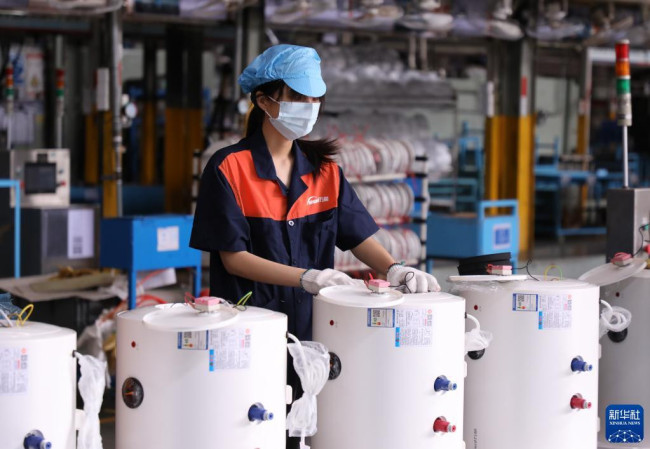 广东万和电气员工在电热水器生产线工作（9月30日摄）。