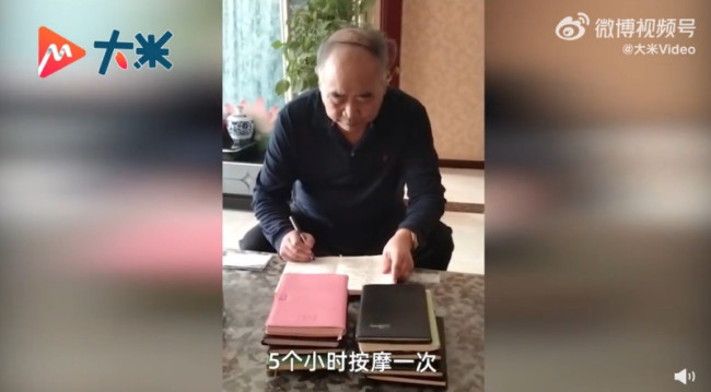 老人为病妻写40万字护理日记：精确到分钟