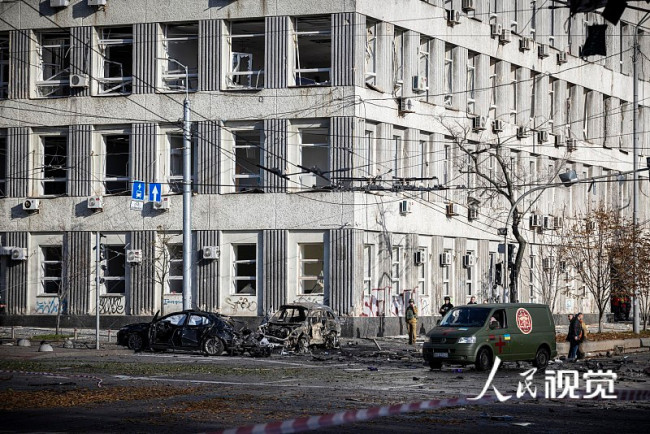 当地时间2022年10月10日，乌克兰基辅，紧急服务人员前往爆炸现场。早上的爆炸发生在8点刚过，这是几个月来首都发生的最大规模的袭击。