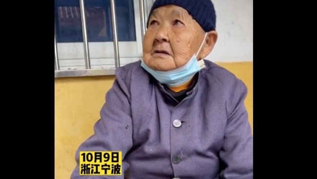 独臂猴走红后被游客围观触摸引应激师太手拦被误伤 伤口发黑