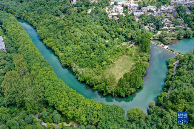贵阳市花溪国家城市湿地公园黄金大道（2022年7月9日摄，无人机照片）。新华社记者 欧东衢 摄