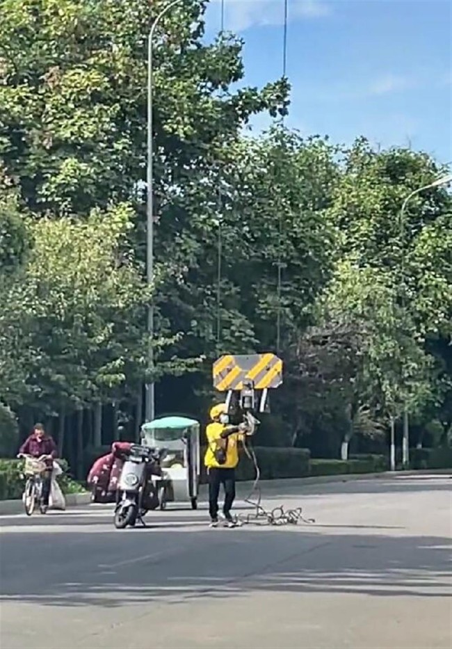 塔吊司机将吊钩伸到马路上取外卖