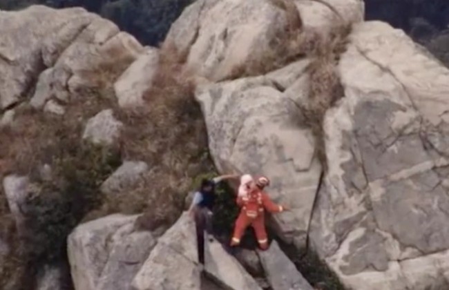 男子带四岁半孩子翻山进景区被困