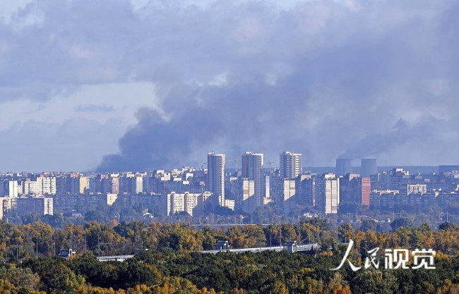 当地时间2022年10月10日，乌克兰基辅，在俄罗斯导弹袭击后，城市上空升起黑烟。