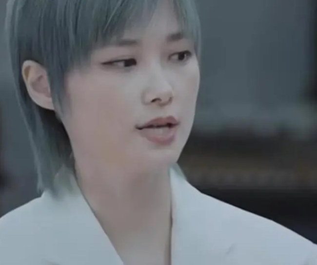 李宇春自曝患强直性脊柱炎