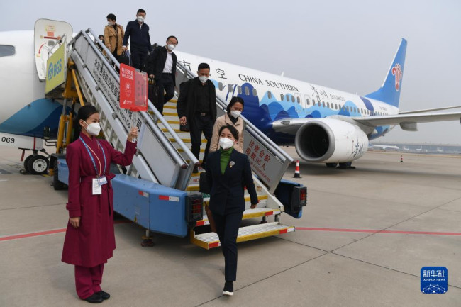 10月13日，来自贵州省的党的二十大代表乘飞机抵达北京首都国际机场。新华社记者 张豪夫 摄