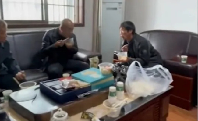男子回应帮农户卖菜年年被送特产:10年未间断