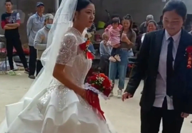 哥哥无法到场亲妹代替新郎娶嫂子：婚期没法改人可以改