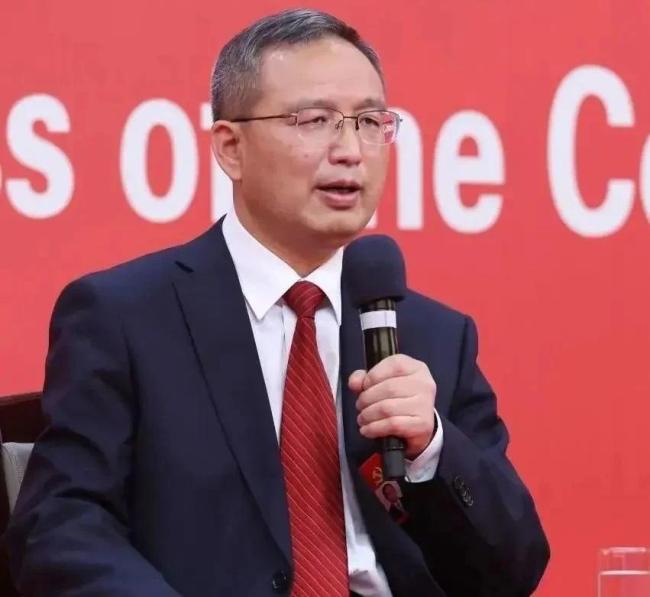 新疆维吾尔自治区党委副书记,宣传部部长张春林在回答记者提问