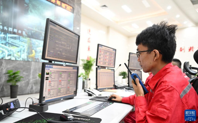 　10月21日，工作人员在中国石化天津LNG接收站中控室内监测码头设备运行情况。