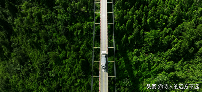 重庆300米高空索道桥上跑货车：脚下万丈深渊如走钢丝