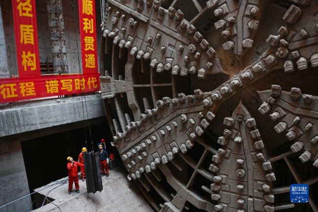 10月24日，直径15.76米的“富春号”盾构机抵达杭州市富阳区秦望通道工程过江隧道的接收工作井。