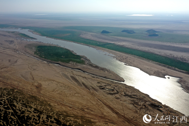 图为本网日前拍摄的鄱阳湖老爷庙附近水域实况。 人民网 时雨摄