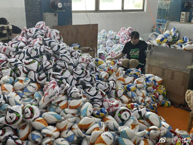 义乌厂家50天赶工10万个足球:喇叭、哨子、球衣、围巾…