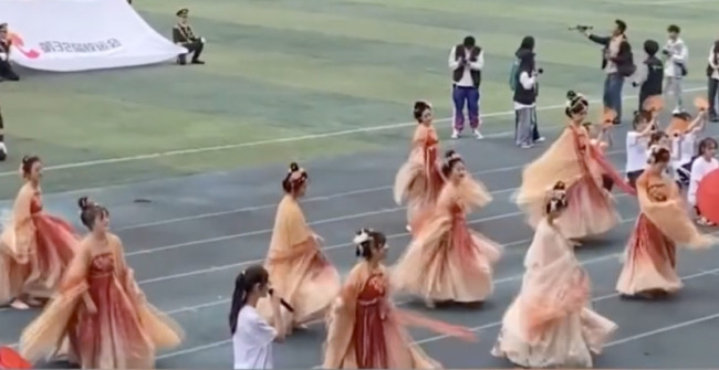 高校女生运动会穿汉服表演舞蹈 网友：国色天香