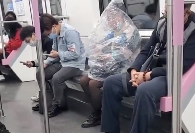 大妈地铁上身体套塑料袋吃香蕉，拍摄者：诧异