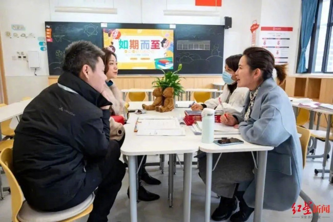 全班43人家长会只来了7位爸爸，推开教室门都惊呆了！
