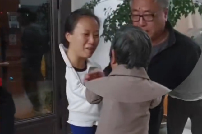 男子出国几十年回国看望儿时保姆
