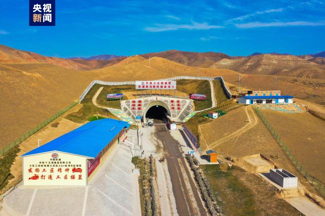 兰州至张掖三四线铁路兰武段新乌鞘岭隧道贯通