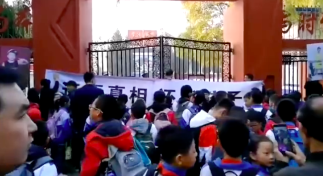 小学生坠楼后学校先通知了另一家长