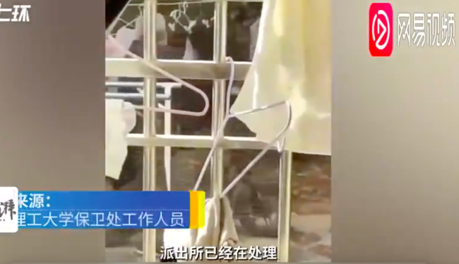白发男子偷高校女生内衣裤，校保卫处：警方已介入